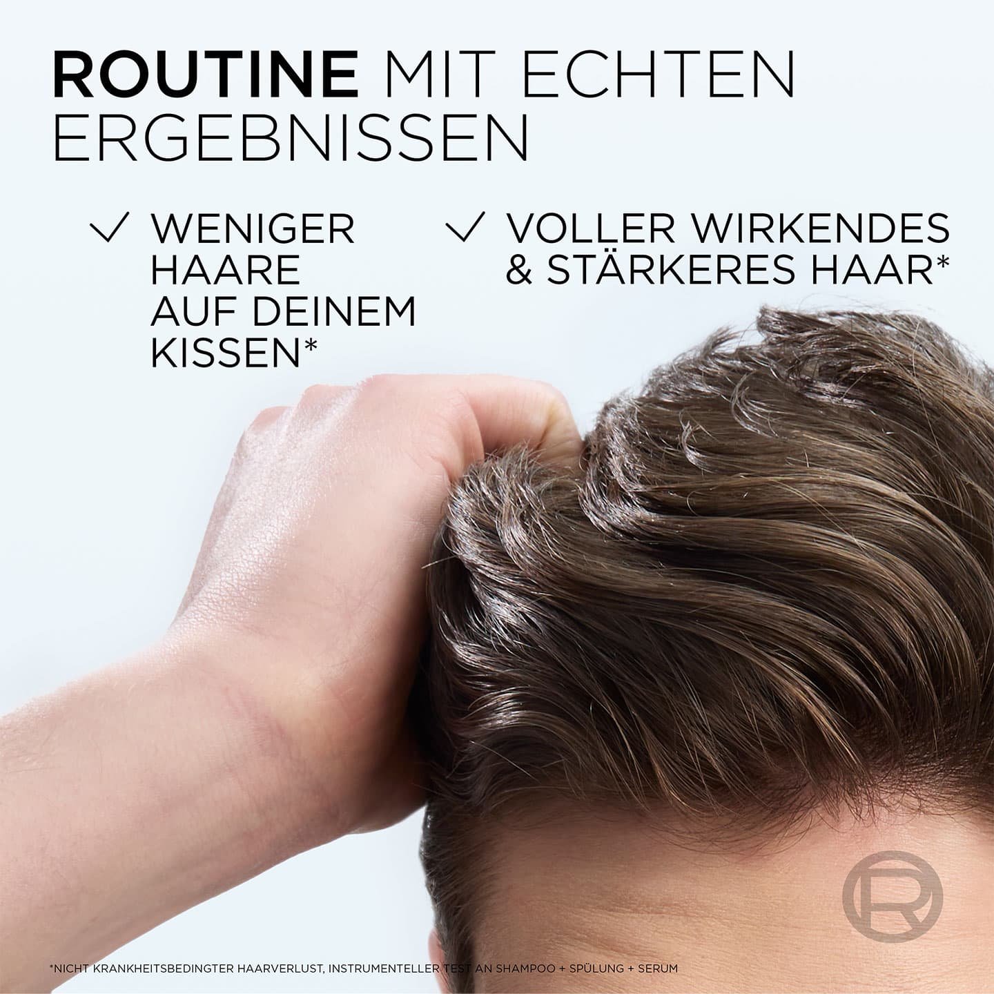 Elvital Fiber Booster Serum Ergebnisse, ein Mann greift mit seiner rechten Hand in sein Haar